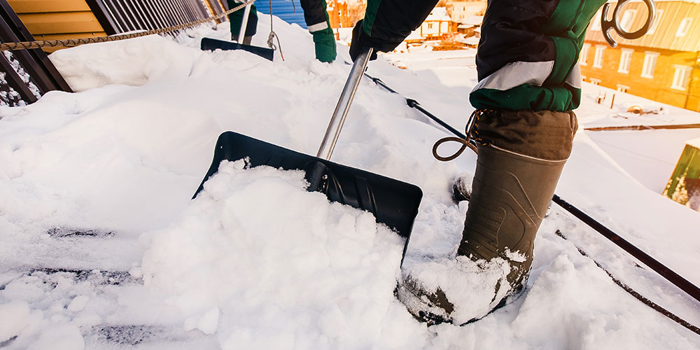 removing snow from rooftop and foundations